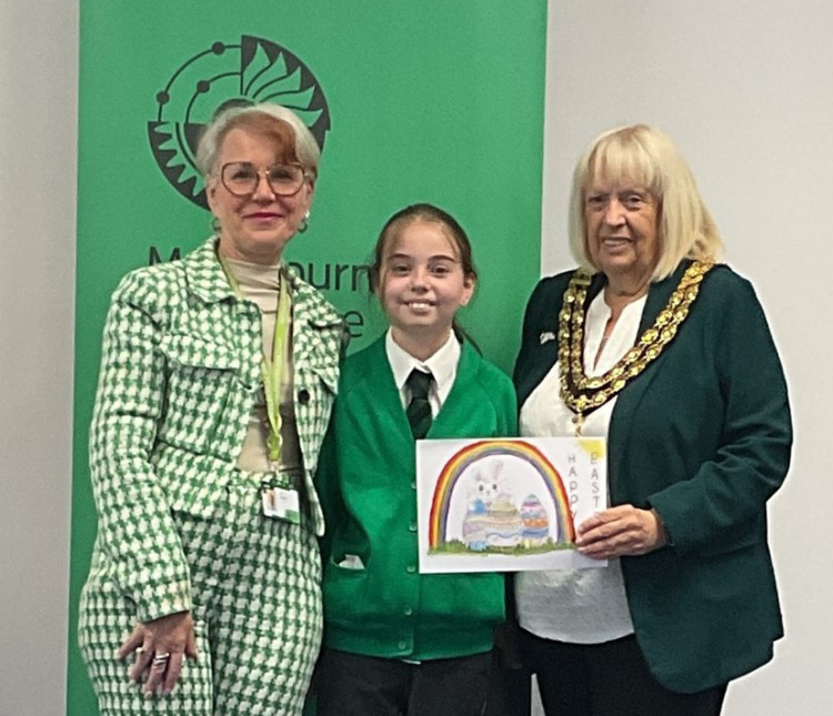Head Karina Garrick, Coco Nicholson and Mayor Sue Shinnick.
