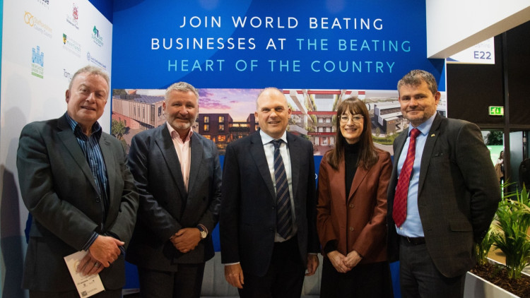 (L-R) Tony McGovern (Director of Investment, Delivery and Growth, Stoke-on-Trent City Council); Simon McEneny (Deputy Chief Executive, Newcastle-under-Lyme Borough Council); Prof. Kevin Shakesheff (Vice-Chancellor, Keele University); Ann Pittard (Director of Engagement & Partnerships and Keele University Science and Innovation Park, Keele University); Anthony Hodge (Assistant Director, Business and Enterprise, Staffordshire County Council) (image via Keele).