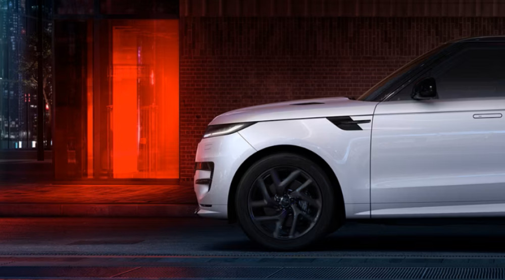 The car has luxurious leather interior with bespoke trim finishes (image via Swansway Motor Group)