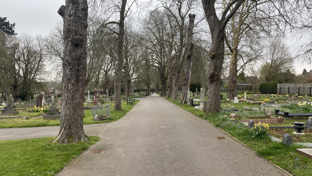 Sir Jeremy Wright Visited the war graves at Kenilworth Cemetery (image by Nub News)
