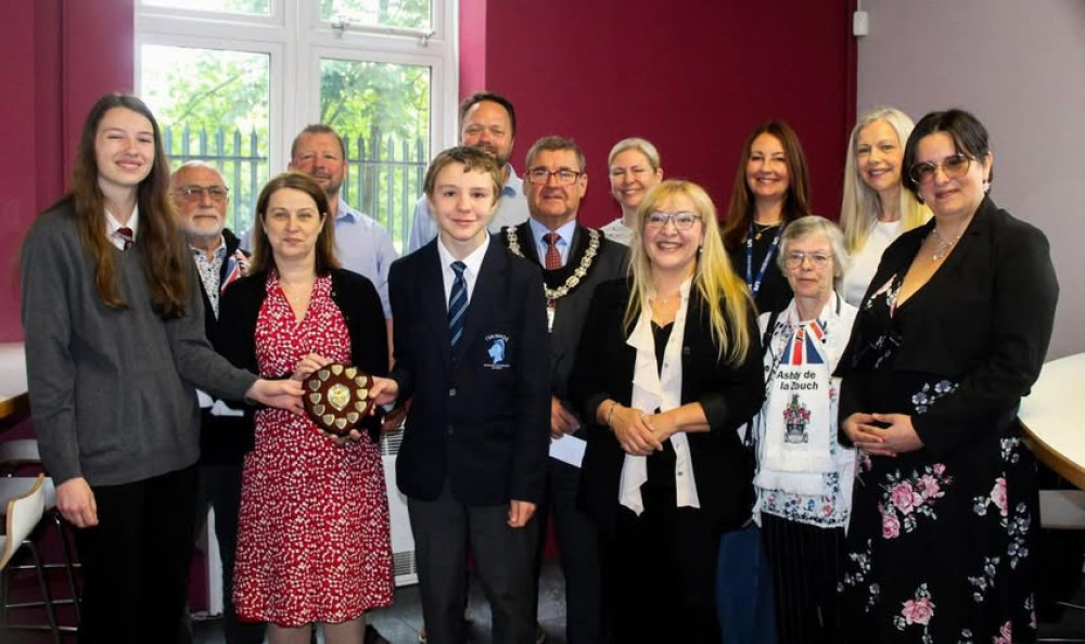 During the visit, two Ivanhoe students were presented with an award (Photo: Amanda Hack MP)
