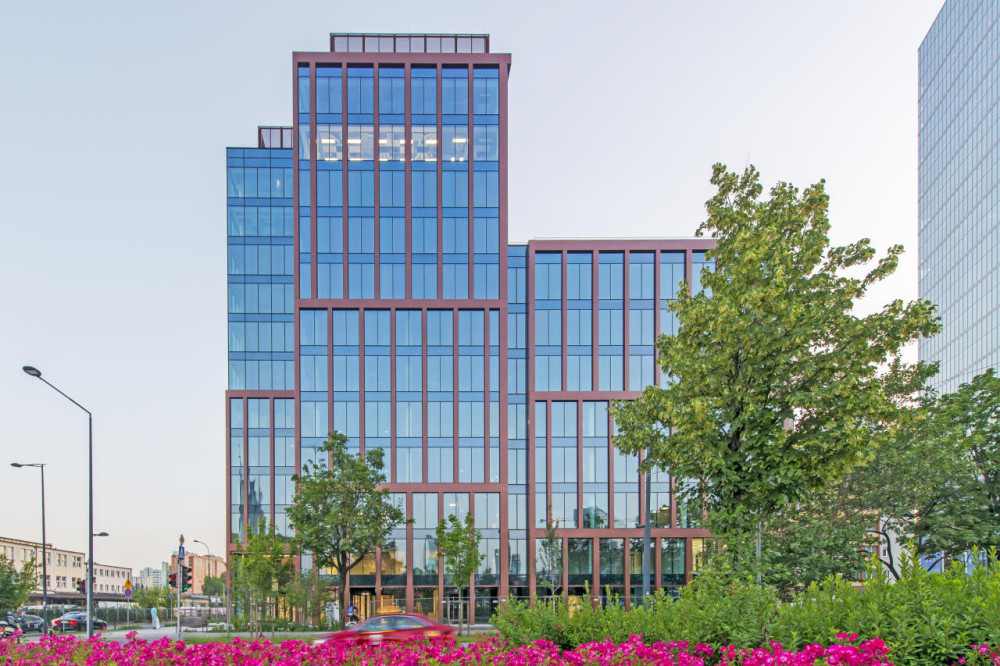 Companies developing or commissioning a new building always have to consider which building components can combine the best of a range of advantages: durability, energy savings, and a modern design.