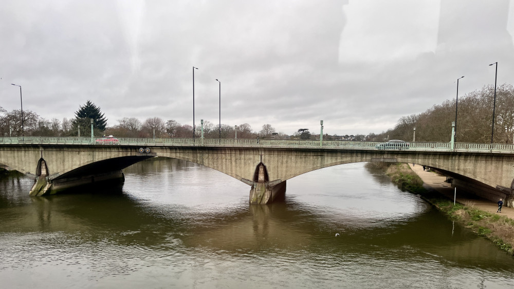 A collision between two cars on Twickenham Bridge on 16 June saw a man die and two women taken to hospital with severe injuries (credit: Nub News).