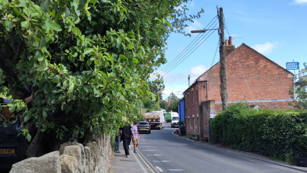Lack of passing space in Chilkwell Street - vehicles and pedestrians