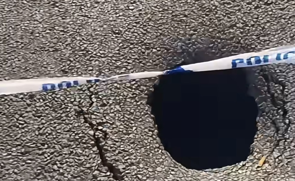 A significant sinkhole has led to the temporary closure of Regent Street in Leamington. (image via Leam.on)