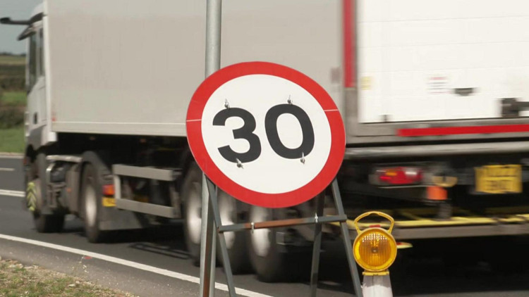 A temporary 30mph limit is coming to Hincombe Hill while overhead power line work takes place. (File photo) 