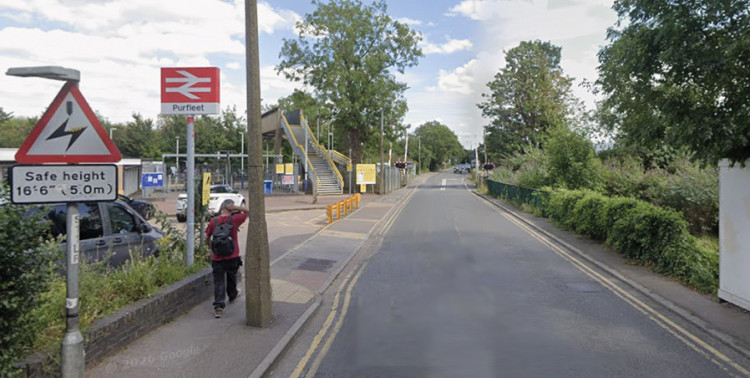 Heads are being scratched over reason for dealys at Purfleet road and rail crossing. 
