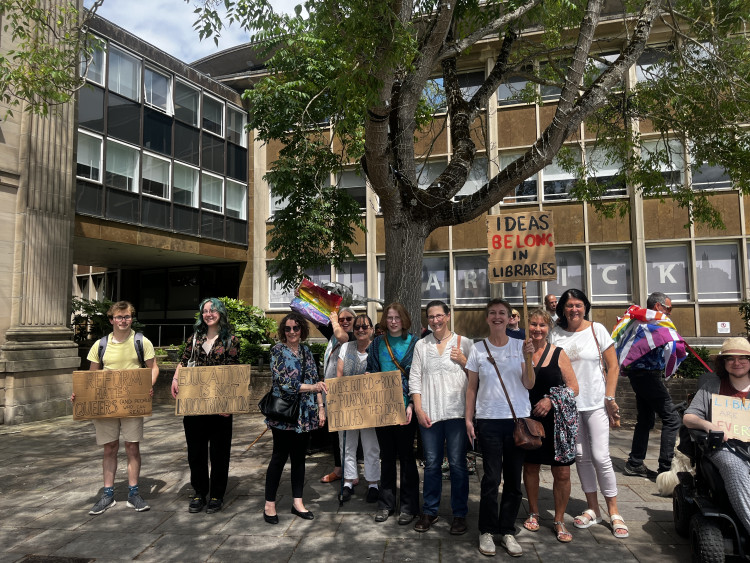 Protestors gather outside Shire Hall in Warwick (images via Nub News)