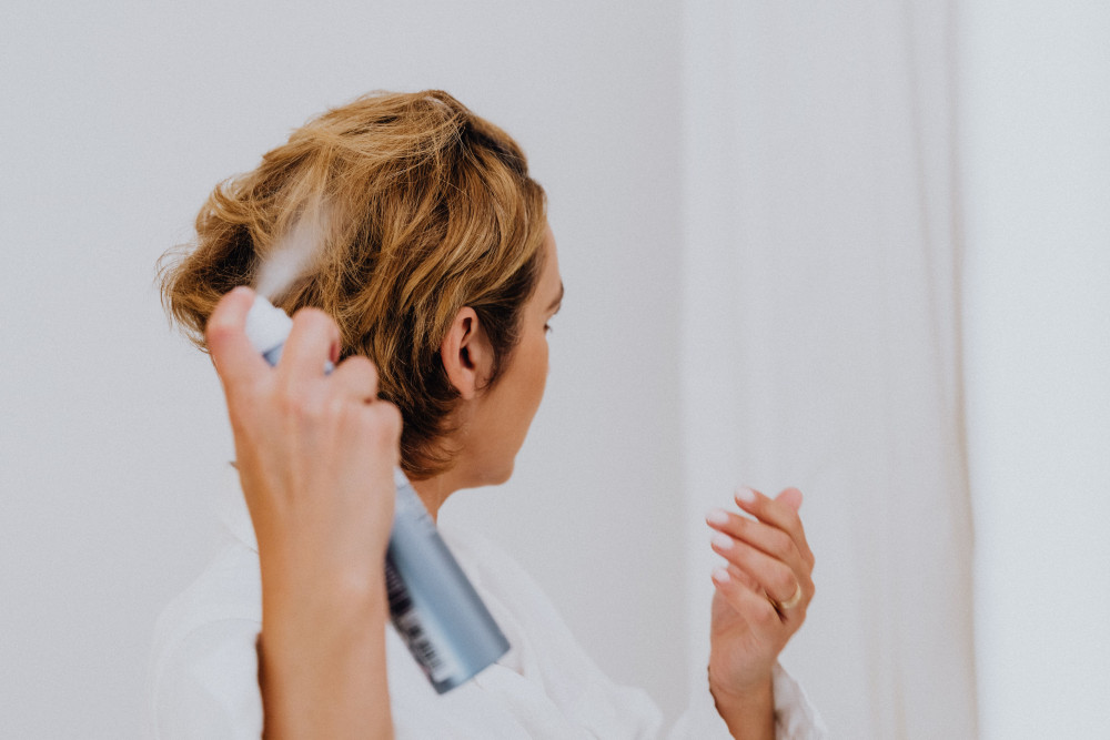 Dark and brunette hair presents its own particular set of challenges that lighter-haired people do not always have to deal with. White residue from the wrong dry shampoo. 