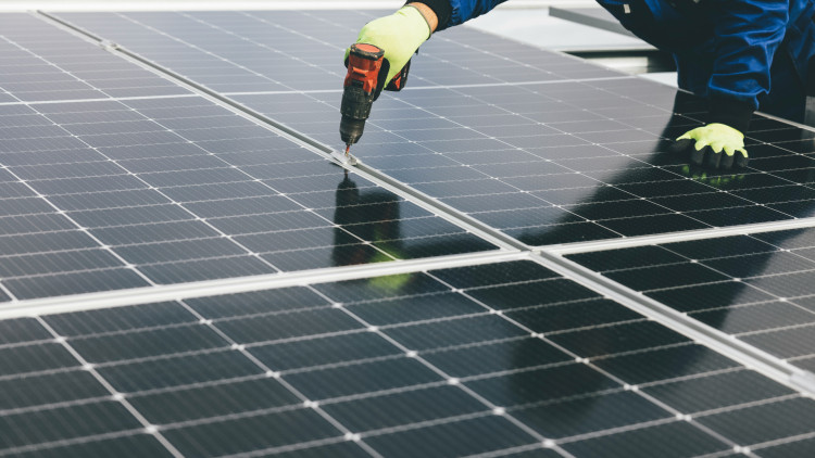Richmond residents now get £600 off solar panels and batteries (credit: Unsplash).