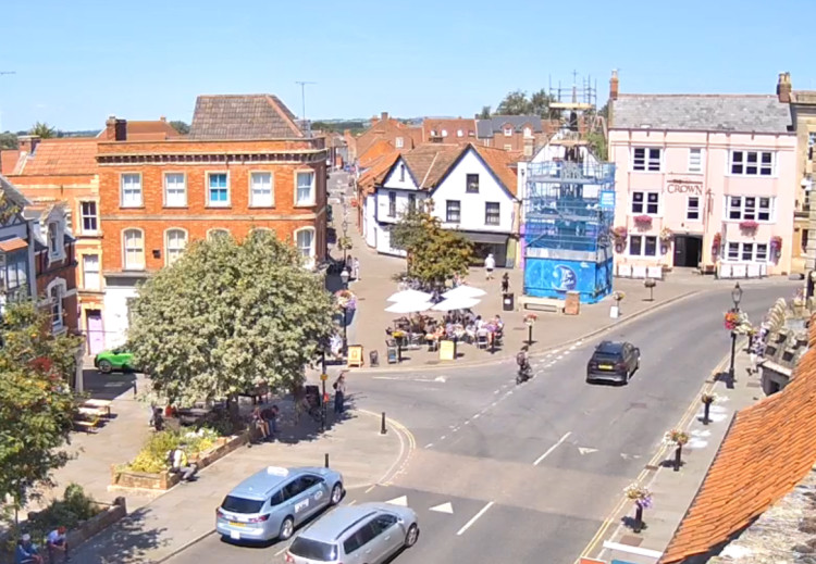 Heaphys in Glastonbury Market Place has applied to Somerset Council for a pavement licence allowing outdoor seating from 8 am to 8 pm daily. (Photo: Glastonbury Webcam) 