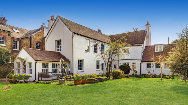 Leslie & Co reveals five perfect homes for garden entertaining this summer (credit: Leslie & Co).
