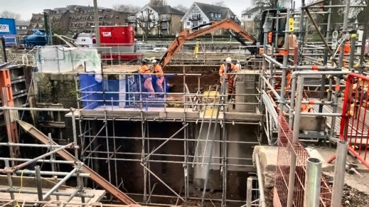 Engineers tackling unique challenges as part of the Teddington Launch Lock refurbishment with temporary support (Credit: Richmond Council)