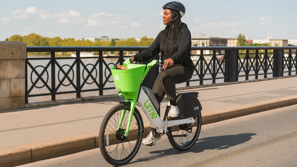 Lime e-bike: Lime was chosen to run the eBike and e-scooter hire schemes in the West Midlands from April 2025 (image via Lime / LDRS)