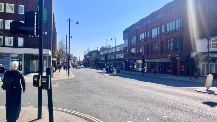 Cadent Gas is dealing with leak on part of London Road, Twickenham (credit: Nub News).