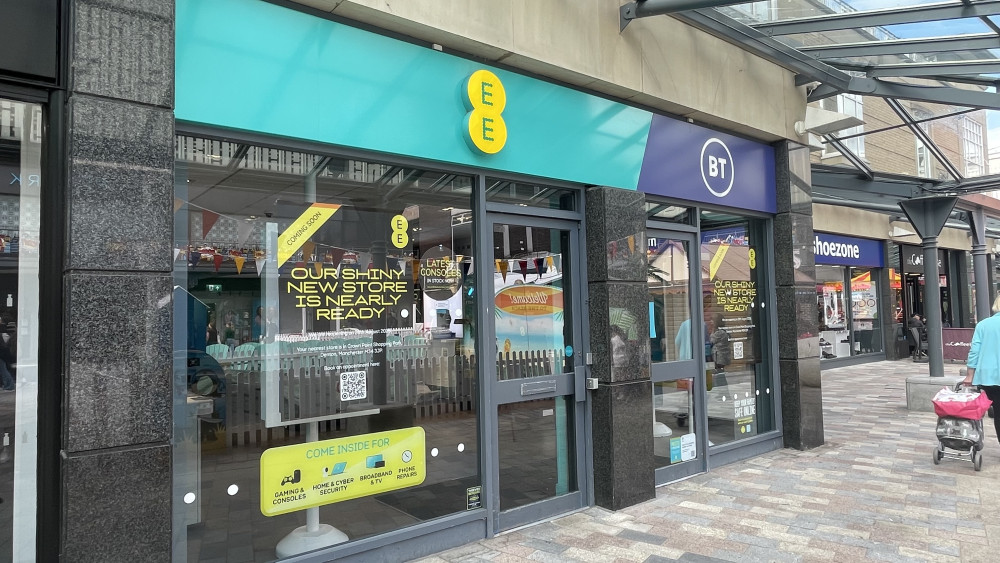 The EE shop in Stockport's Merseyway Shopping Centre will be closed until Friday 28 August for refurbishment (Image - Nub News)