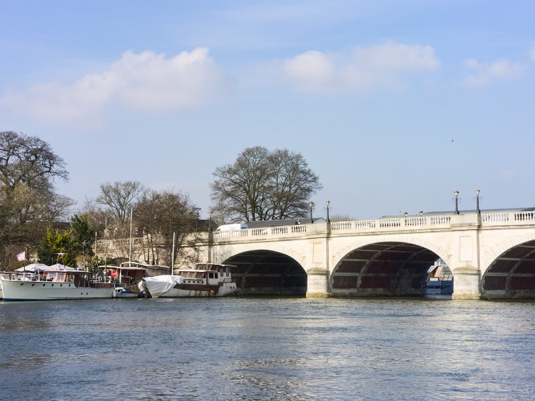 Kingston Bridge was closed in both directions following a major emergency incident last week (Credit: Nub News)