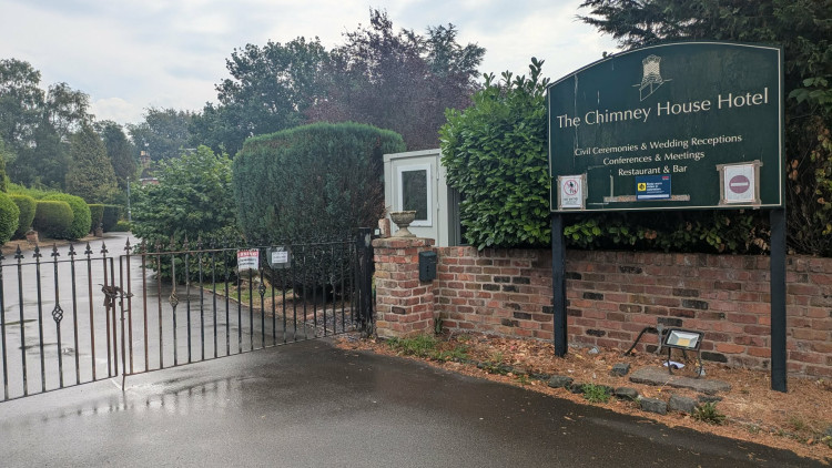 The gates remain shut at The Chimney House Hotel in Congleton Road. (Photo: Nub News)