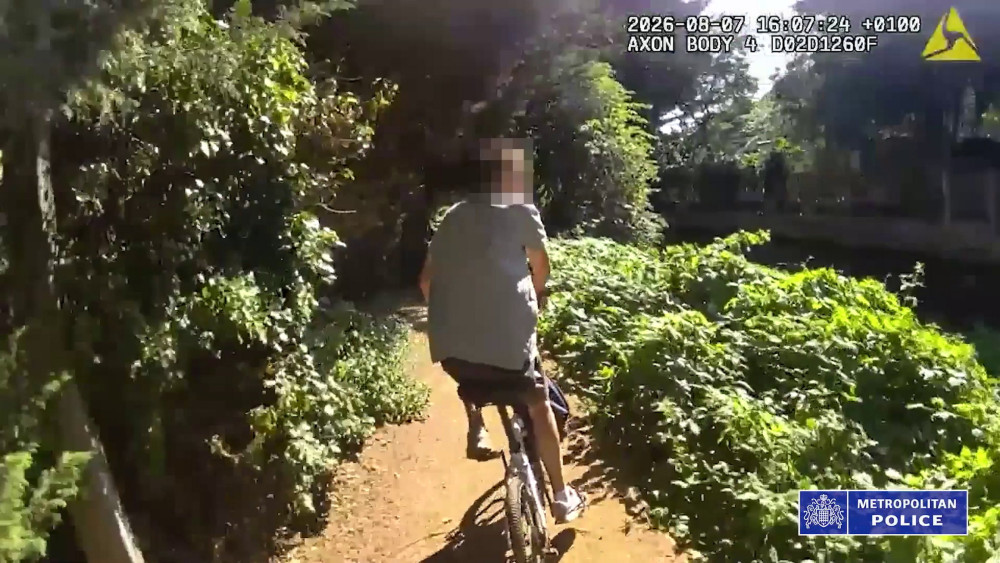 The moment an alleged bike thief is captured by a Met Police officer in Twickenham (credit: Met Police).