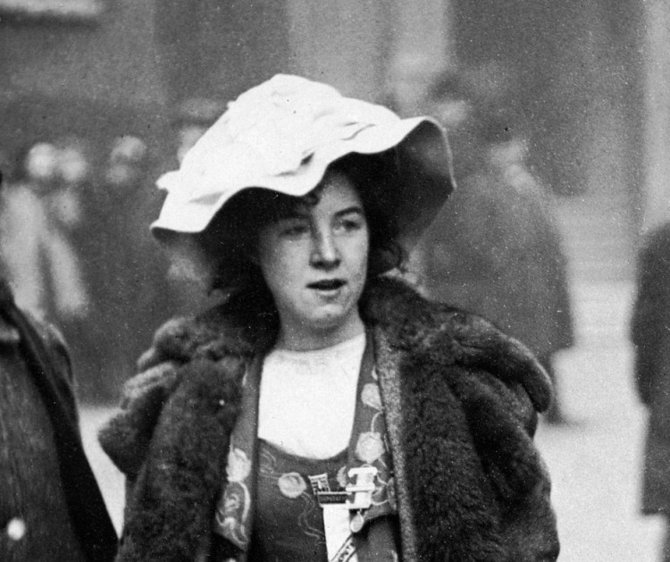 Suffragette Mabel Capper Outside Bow Street Court (Public Domain) 