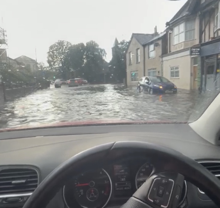 Drivers navigating flooded streets in Hitchin @Eve McIntosh