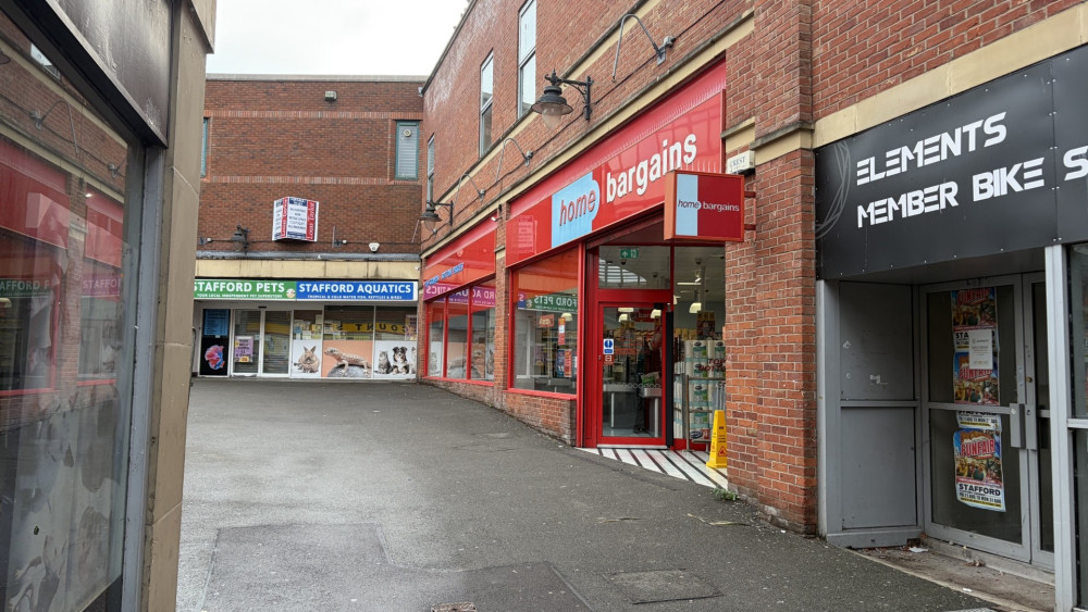 Home Bargains on Hunters Row (image via Livia Gregor)