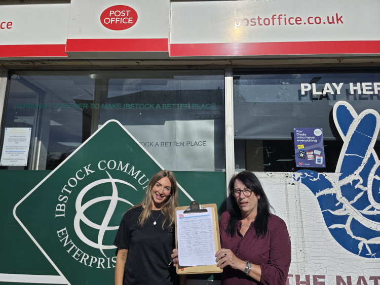 Jo Cundell (left) and Kathryn Parkinson (right) with a petition outside Ibstock Post Office (CREDIT: LDRS)