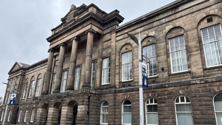 New gates will be installed on the portico of Stoke Town Hall (image via Nub News)