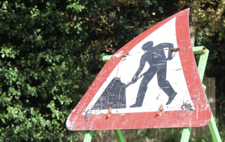 Motorists to face short delays on B4455 Fosse Way due to two-way traffic lights this September (image via Nub News)