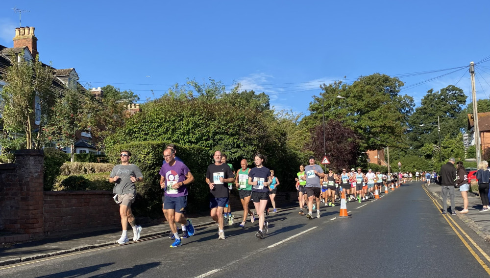 Hundreds of runners took to the streets of Kenilworth today (images by Nub News)