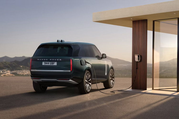 The Range Rover Electric uses two 260kW electric motors, producing up to 550PS and 850Nm of torque (image via Swansway)