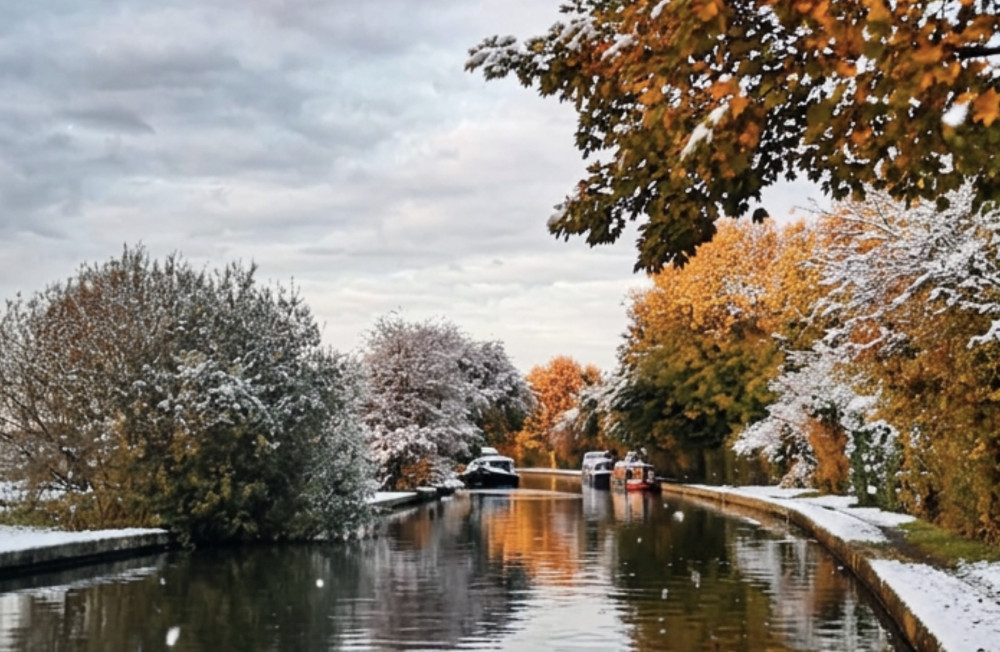 Experience a festive cruise on the narrowboat Kerala this Christmas (image supplied)