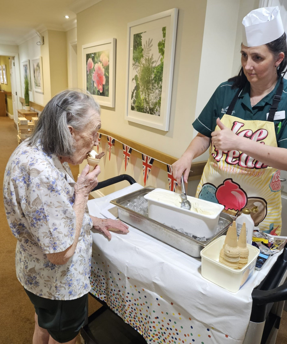 Crandon Springs Dementia Care Champion, Liza, served up ice cream and fun from her ice cream trolly during the vintage seaside experience organised for the home’s Memory Lane community. 