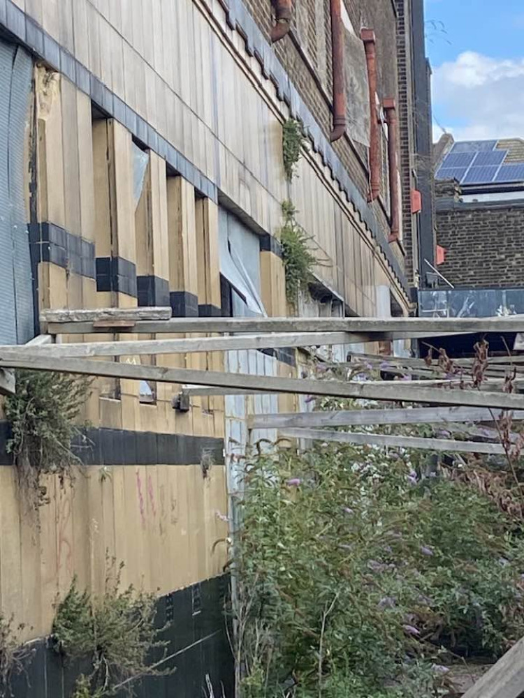 The State has continued to decay and the building is now easily accessed.