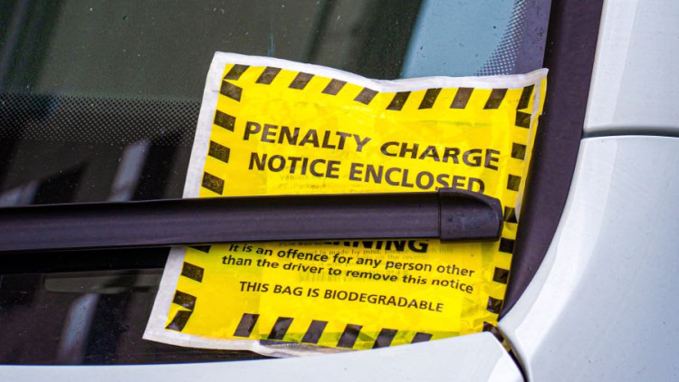  Glastonbury police have made parking around local schools a neighbourhood priority following reports of problems at drop-off and pick-up times.