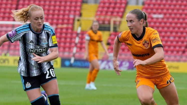 Beth Roberts (right) makes her debut for Wolves (image via UHNM)
