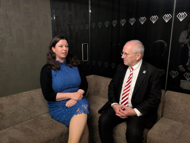 Sarah Russell MP with Lord Hendy, Rail Minister, discussing train services in our area. (Photo: Sarah Russell MP)