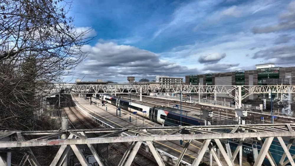 Many other stations already have ticket gates (image via Livia Gregor)