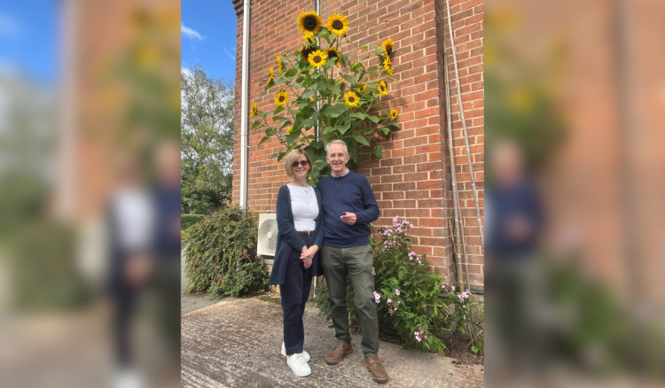 A Prestbury couple have grown a huge sunflower in memory of a late loved (Credit: East Cheshire Hospice)