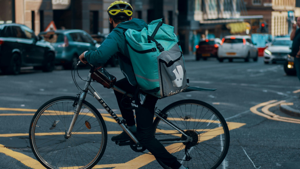 A Stockport councillor has raised concerns about 24-hour shops saying to Deliveroo drivers and riders "here's your bottle of whisky" when it comes to deliveries (Image - Ross Sneddon / Unsplash)