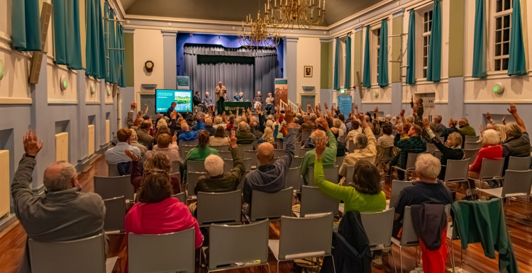 A Glastonbury meeting backed exploring a Somerset Levels national park, amid concerns about farming, flooding, housing and tourism. 