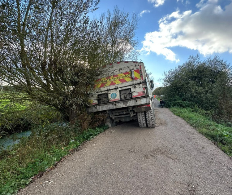 Heidelberg Materials lorry stranded on Butleigh Drove near Street. CREDIT: Anthony Lipmann.