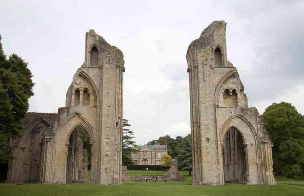 Glastonbury Abbey (Photo: Ricardo Mateos)