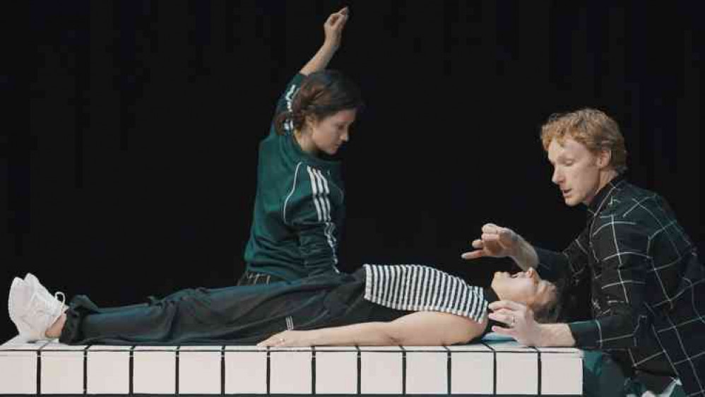 The Viv Gordon Company performing Oral (Photo: Barney Witts/Fluxx Films)