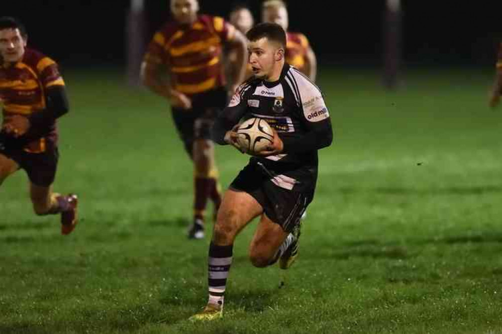 Oskar White looks to attack. (Photo by Paul Nicholls)