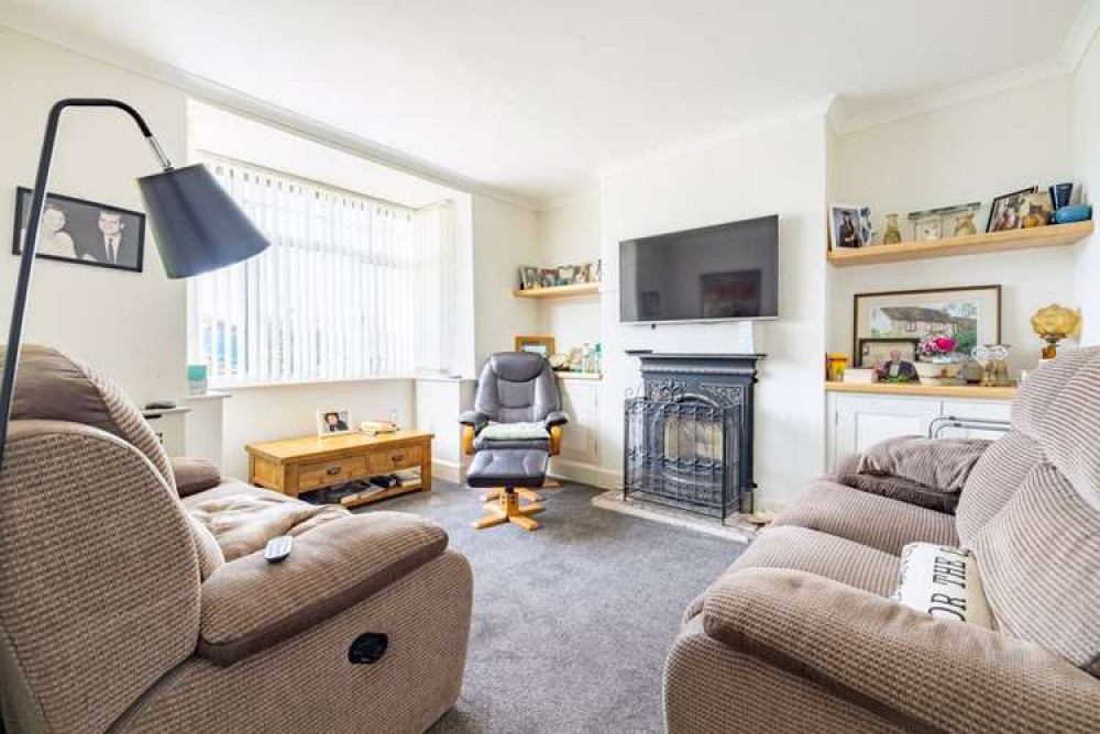 Three-bedroom house in West Street Three-bedroom house in West Street
